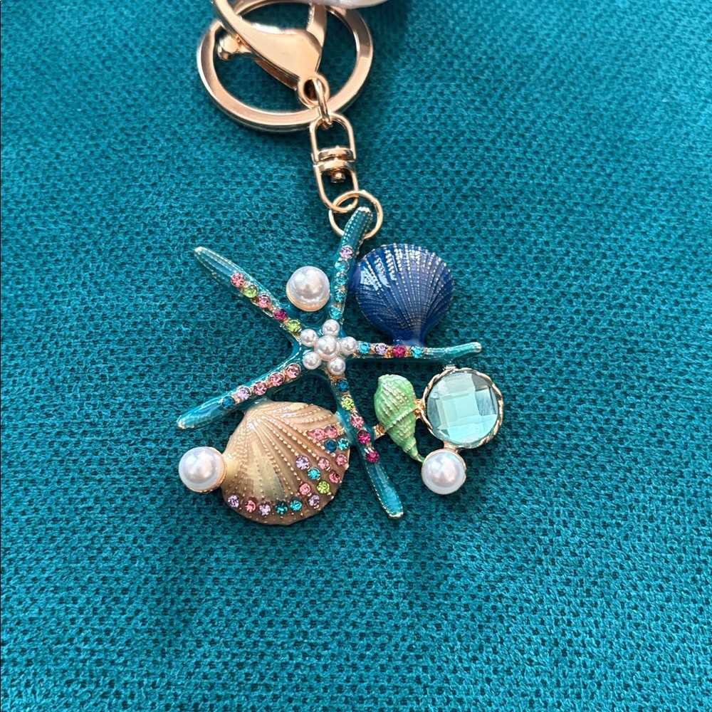 A starfish and shell keychain